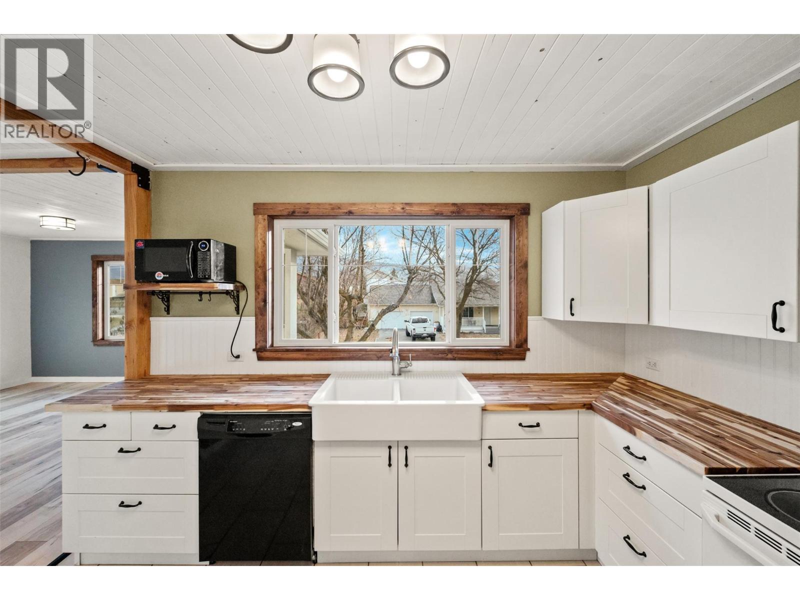 Kitchen - 6470 Hollow Street, Oliver, BC - Indoor Photo Showing Kitchen With Double Sink