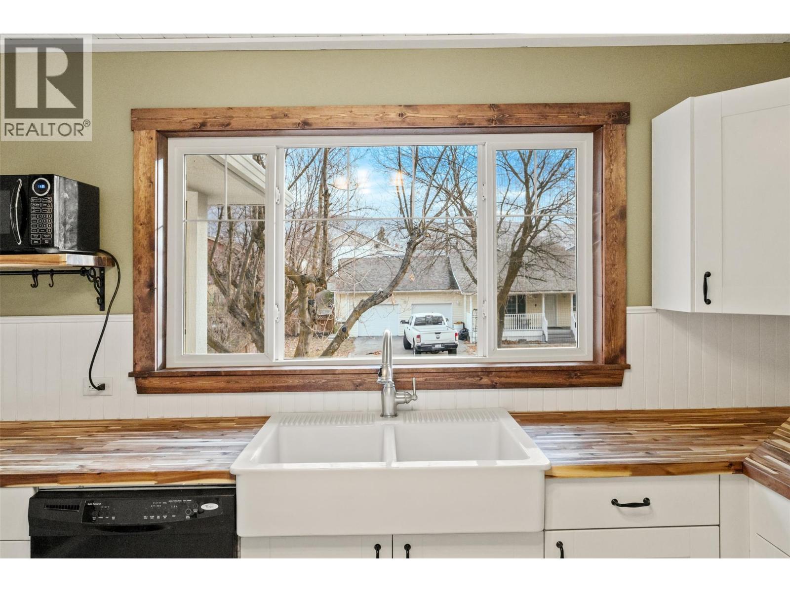 Ktichen view - 6470 Hollow Street, Oliver, BC - Indoor Photo Showing Kitchen With Double Sink
