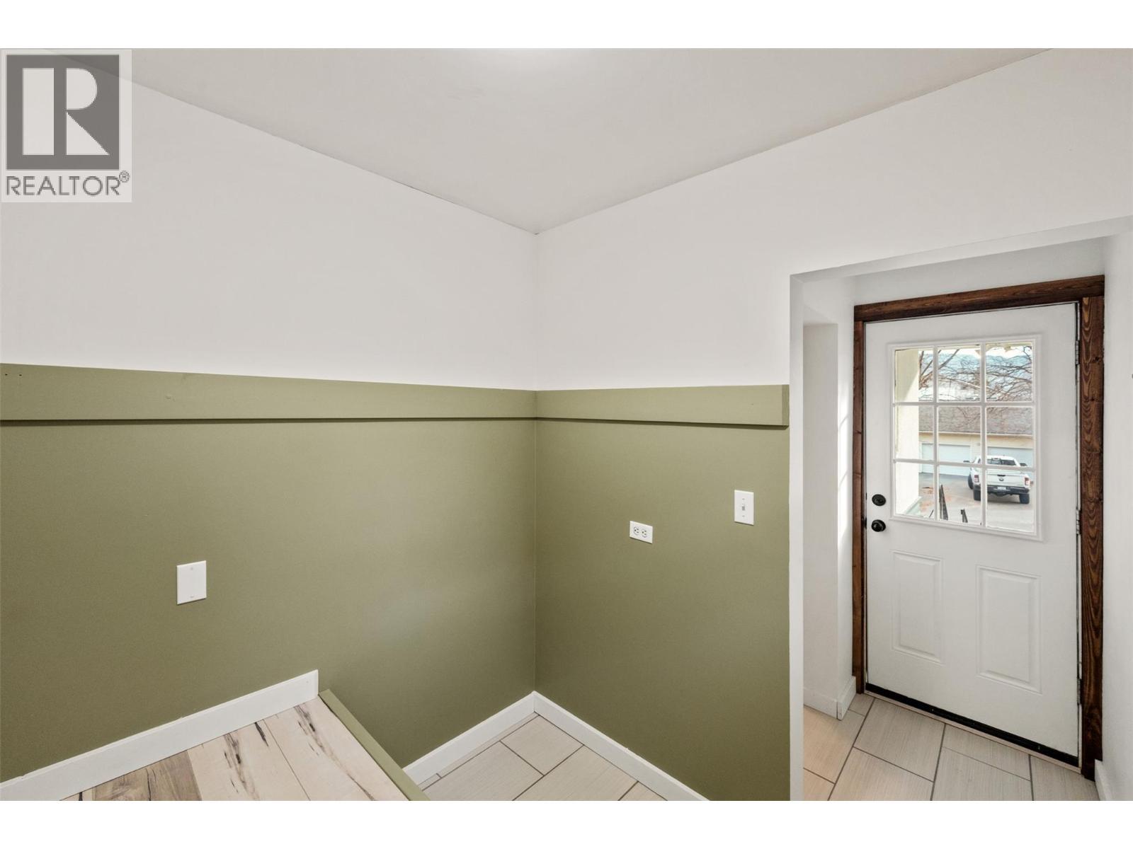 Den - 6470 Hollow Street, Oliver, BC - Indoor