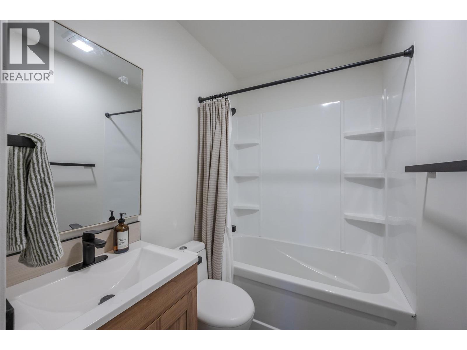 Bathroom - 6470 Hollow Street, Oliver, BC - Indoor Photo Showing Bathroom