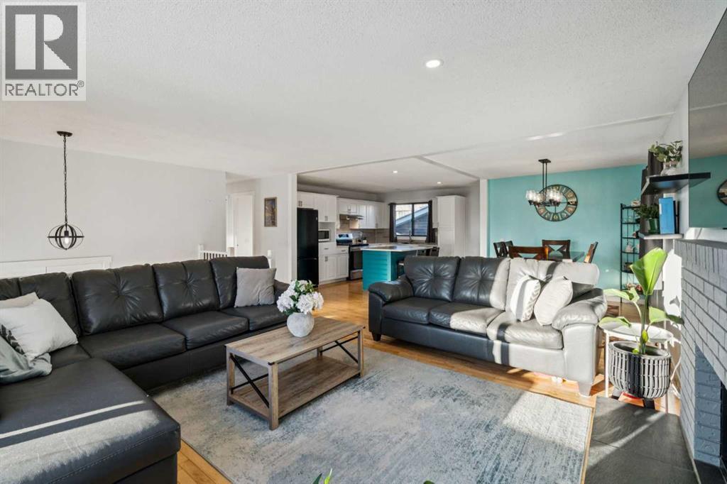 14 Glenhill Crescent, Cochrane, AB - Indoor Photo Showing Living Room
