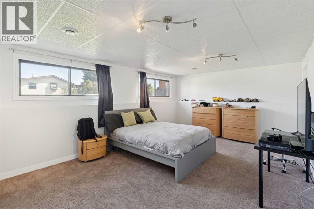 Bedroom #4 in basement - 14 Glenhill Crescent, Cochrane, AB - Indoor Photo Showing Bedroom