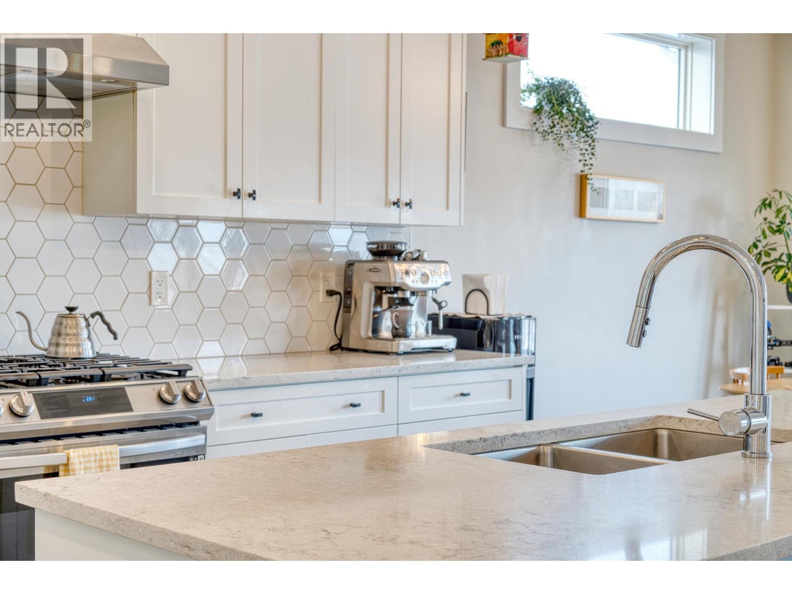11112 115 Avenue, Fort St. John, BC - Indoor Photo Showing Kitchen With Stainless Steel Kitchen With Double Sink With Upgraded Kitchen