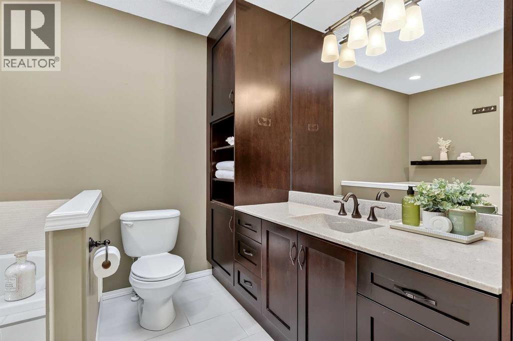 92 Panamount Green Nw, Calgary, AB - Indoor Photo Showing Bathroom