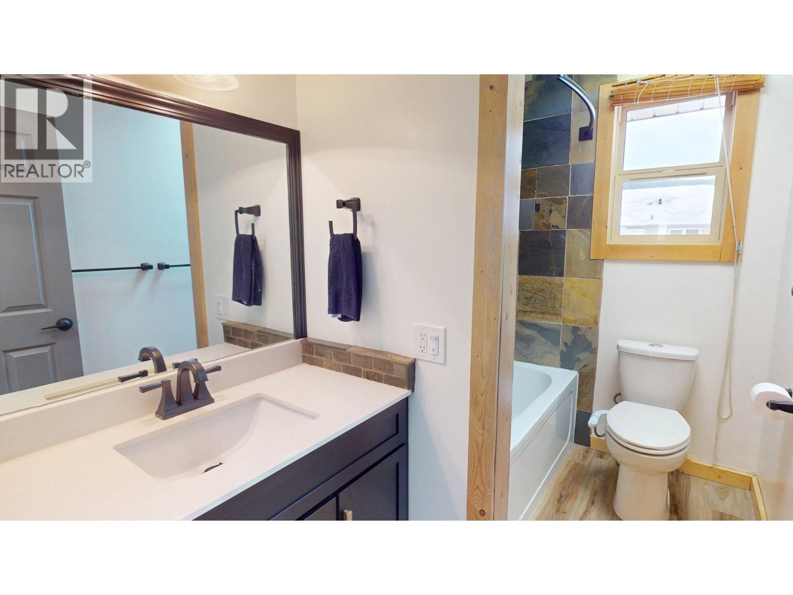958 Galbraith Drive, Elkford, BC - Indoor Photo Showing Bathroom