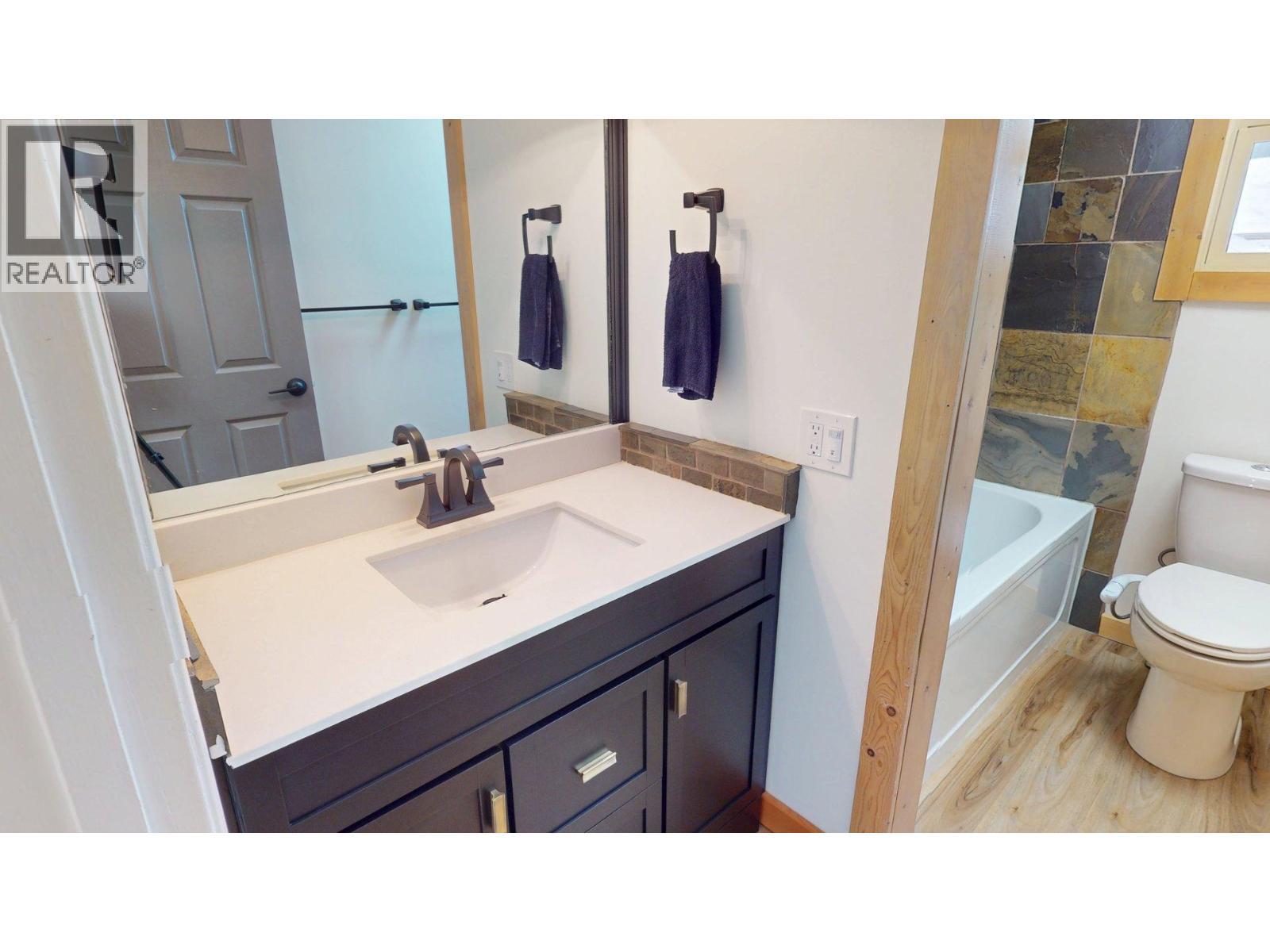958 Galbraith Drive, Elkford, BC - Indoor Photo Showing Bathroom