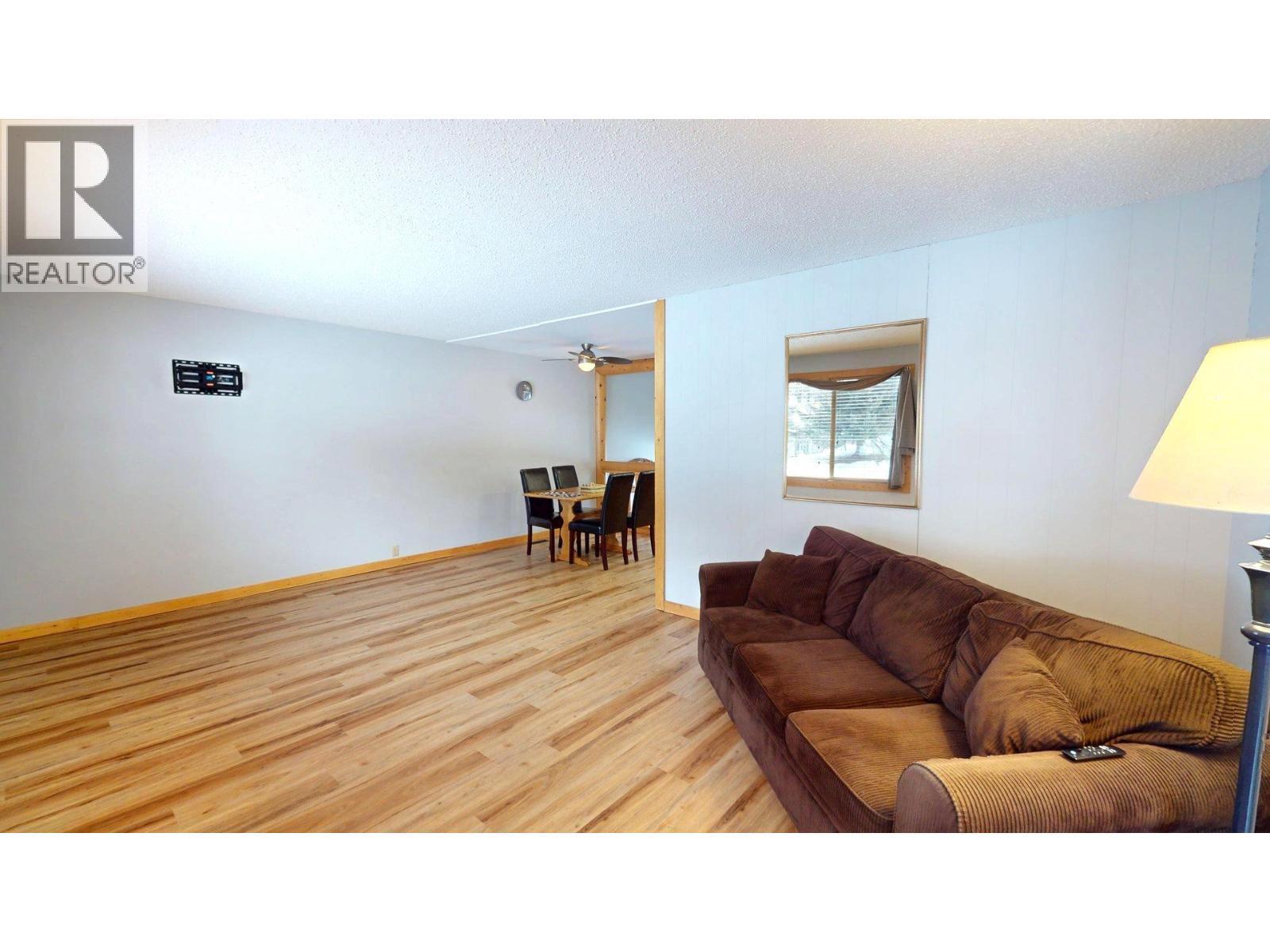958 Galbraith Drive, Elkford, BC - Indoor Photo Showing Living Room