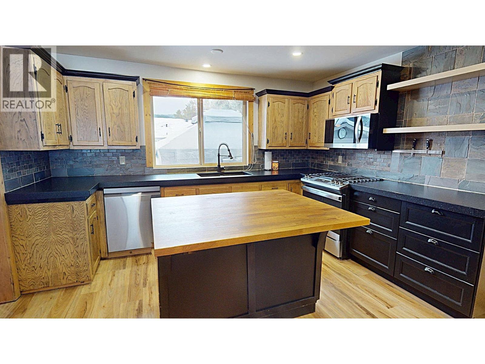 958 Galbraith Drive, Elkford, BC - Indoor Photo Showing Kitchen