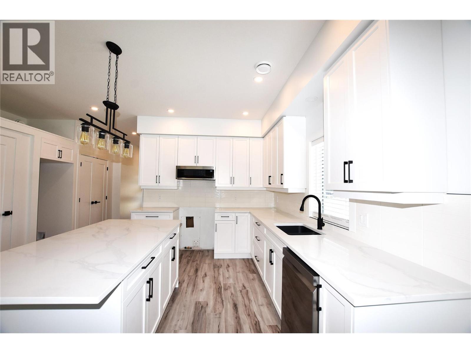 592 Nighthawk Avenue, Vernon, BC - Indoor Photo Showing Kitchen