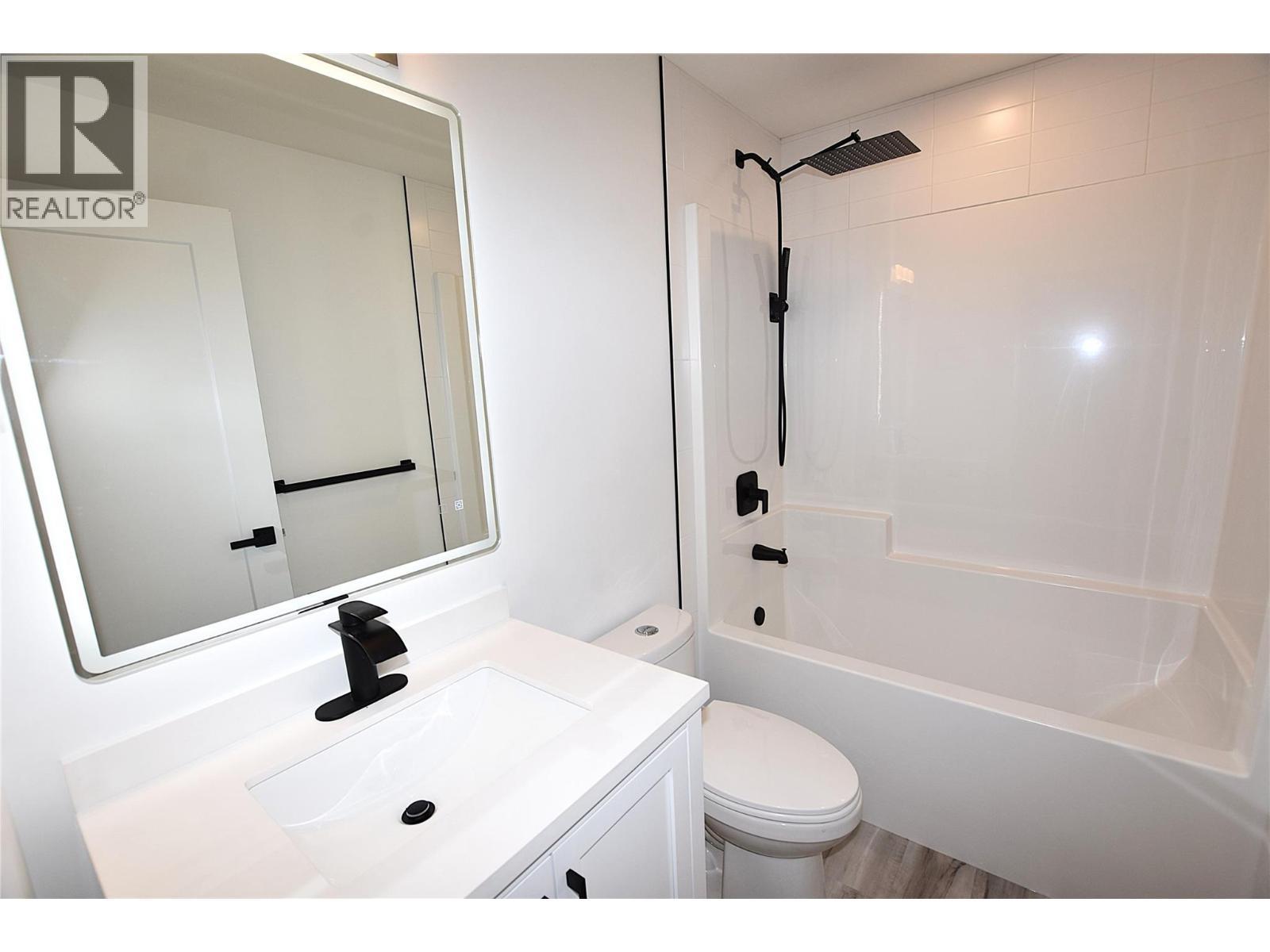 main bath - 592 Nighthawk Avenue, Vernon, BC - Indoor Photo Showing Bathroom