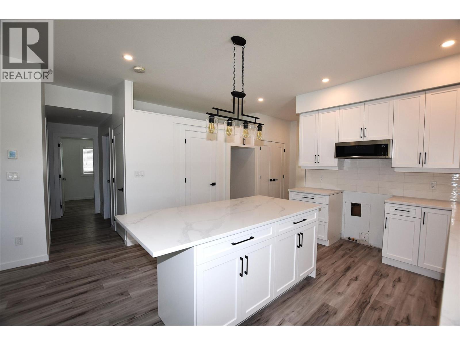 592 Nighthawk Avenue, Vernon, BC - Indoor Photo Showing Kitchen