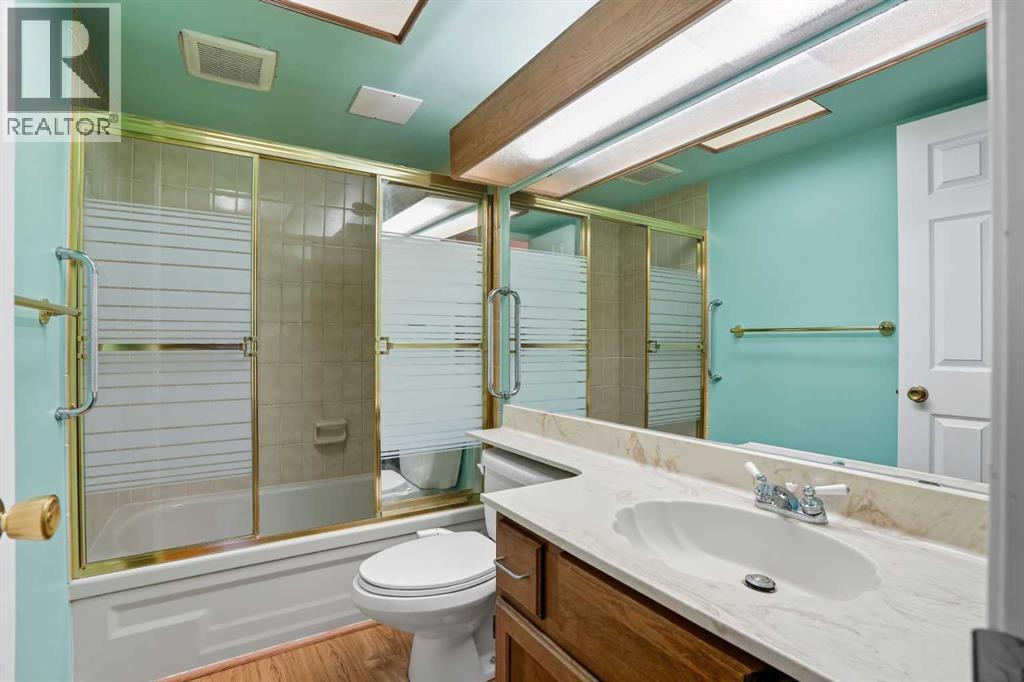 109, 3730 50 Street Nw, Calgary, AB - Indoor Photo Showing Bathroom