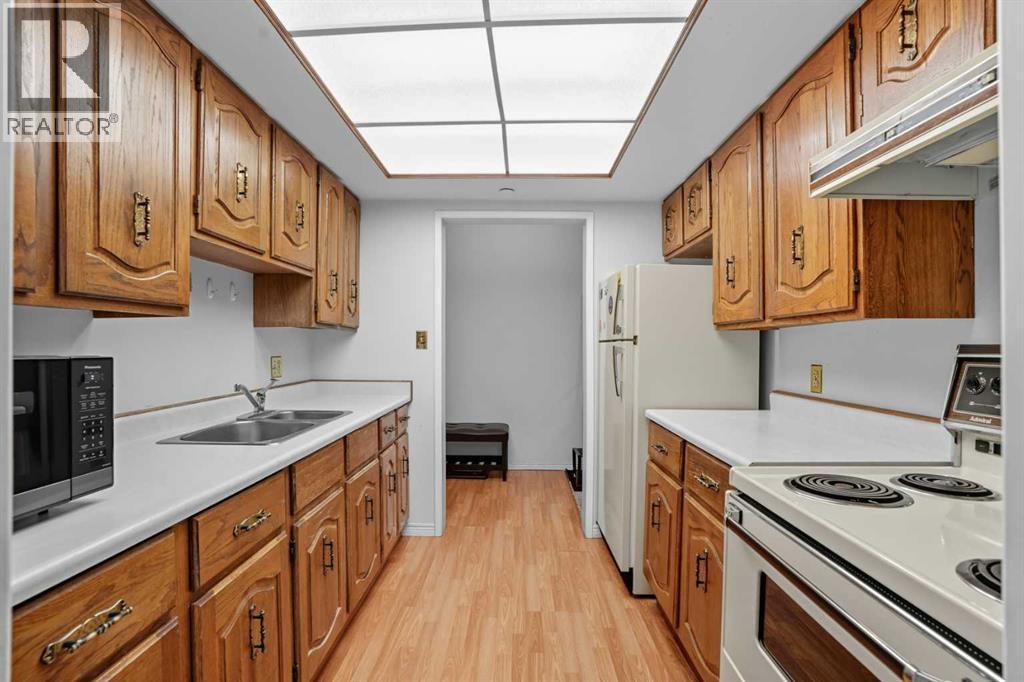 109, 3730 50 Street Nw, Calgary, AB - Indoor Photo Showing Kitchen With Double Sink