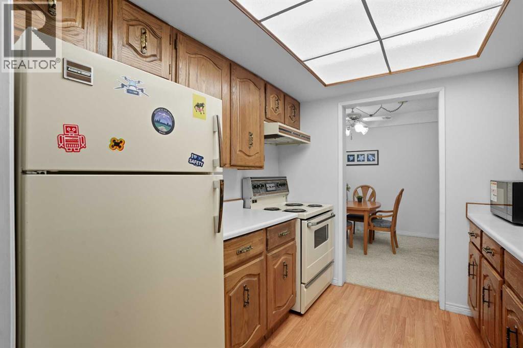 109, 3730 50 Street Nw, Calgary, AB - Indoor Photo Showing Kitchen