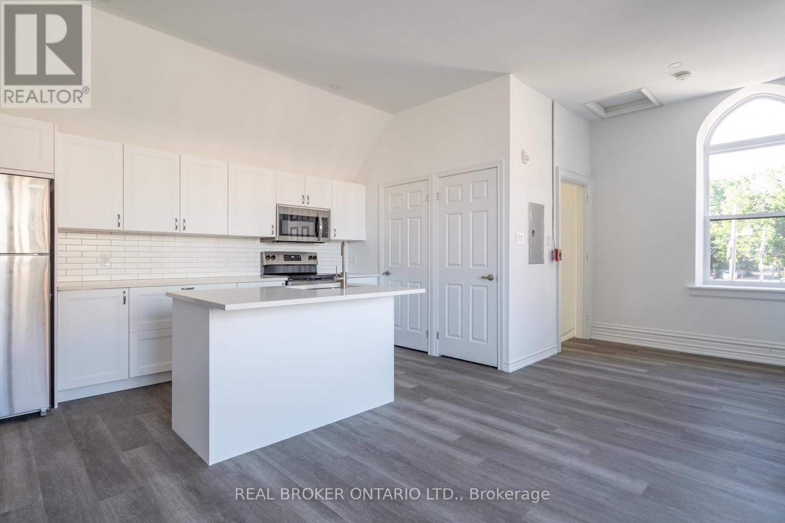 16 West Avenue S, Hamilton, ON - Indoor Photo Showing Kitchen
