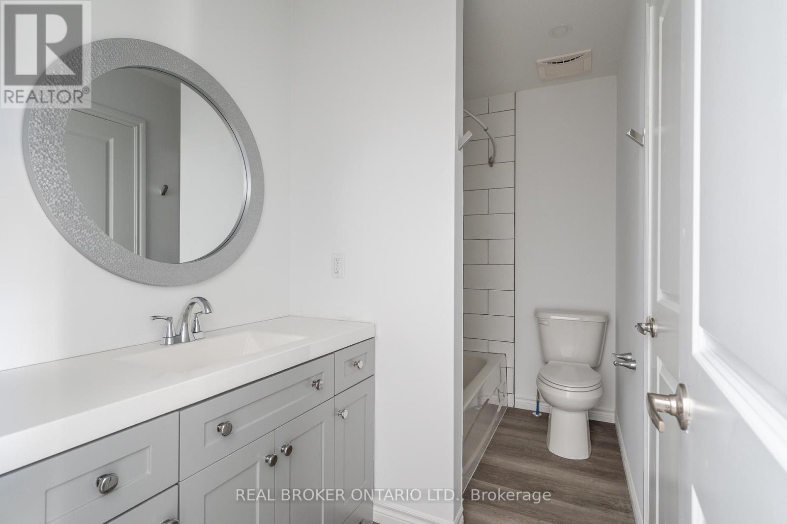 16 West Avenue S, Hamilton, ON - Indoor Photo Showing Bathroom