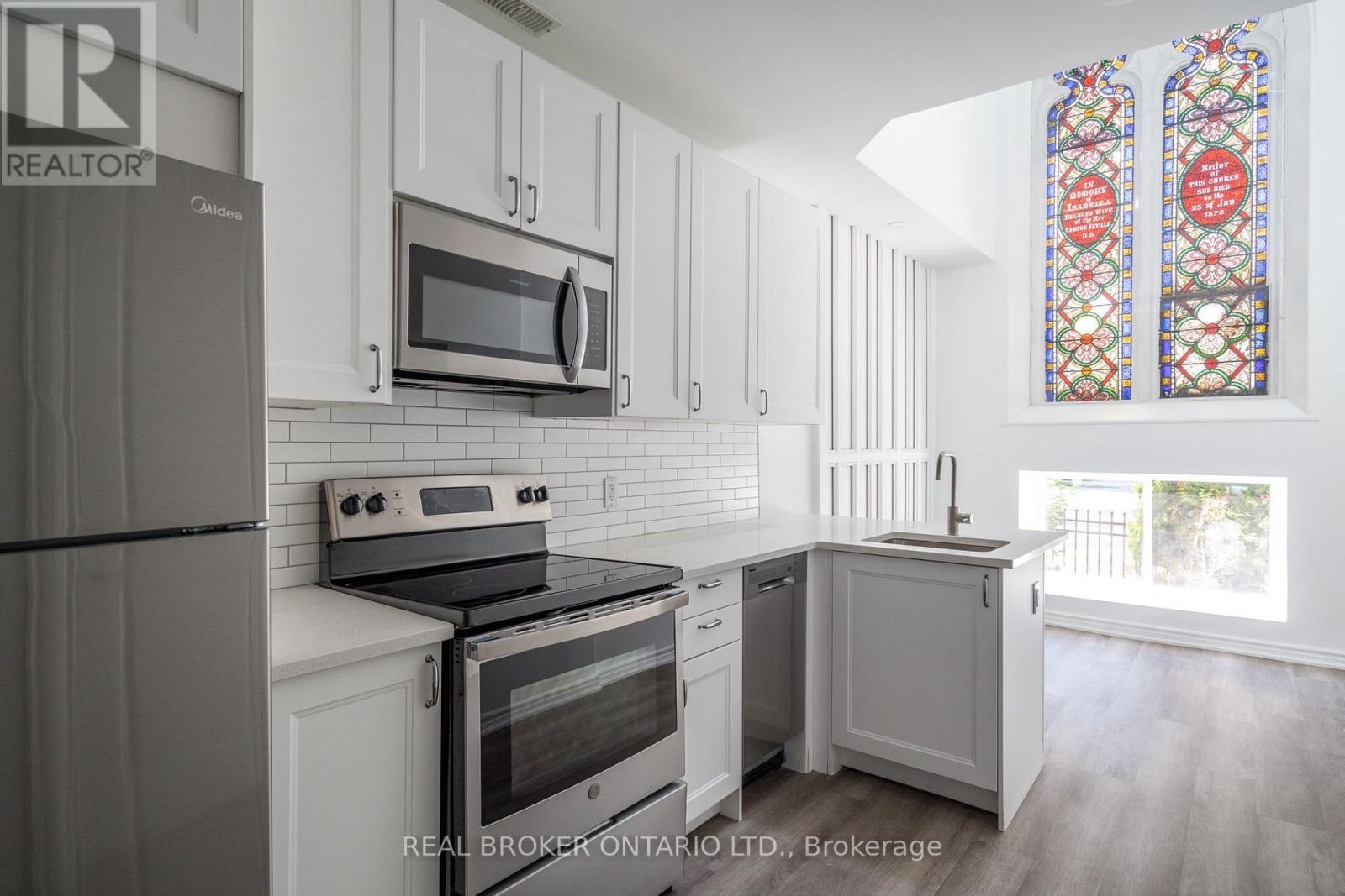 16 West Avenue S, Hamilton, ON - Indoor Photo Showing Kitchen With Upgraded Kitchen