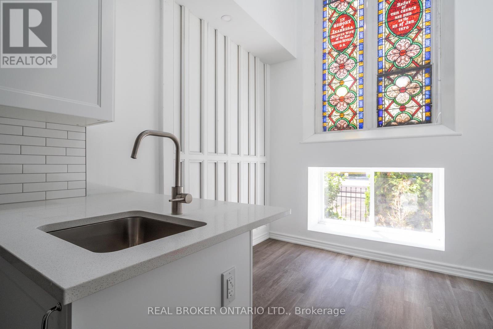 16 West Avenue S, Hamilton, ON - Indoor Photo Showing Kitchen