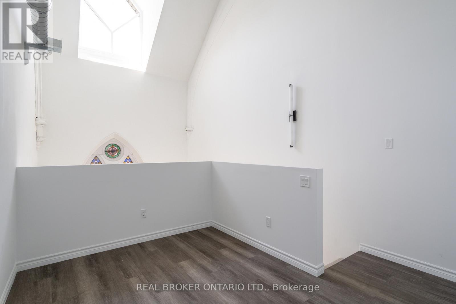 16 West Avenue S, Hamilton, ON - Indoor Photo Showing Other Room