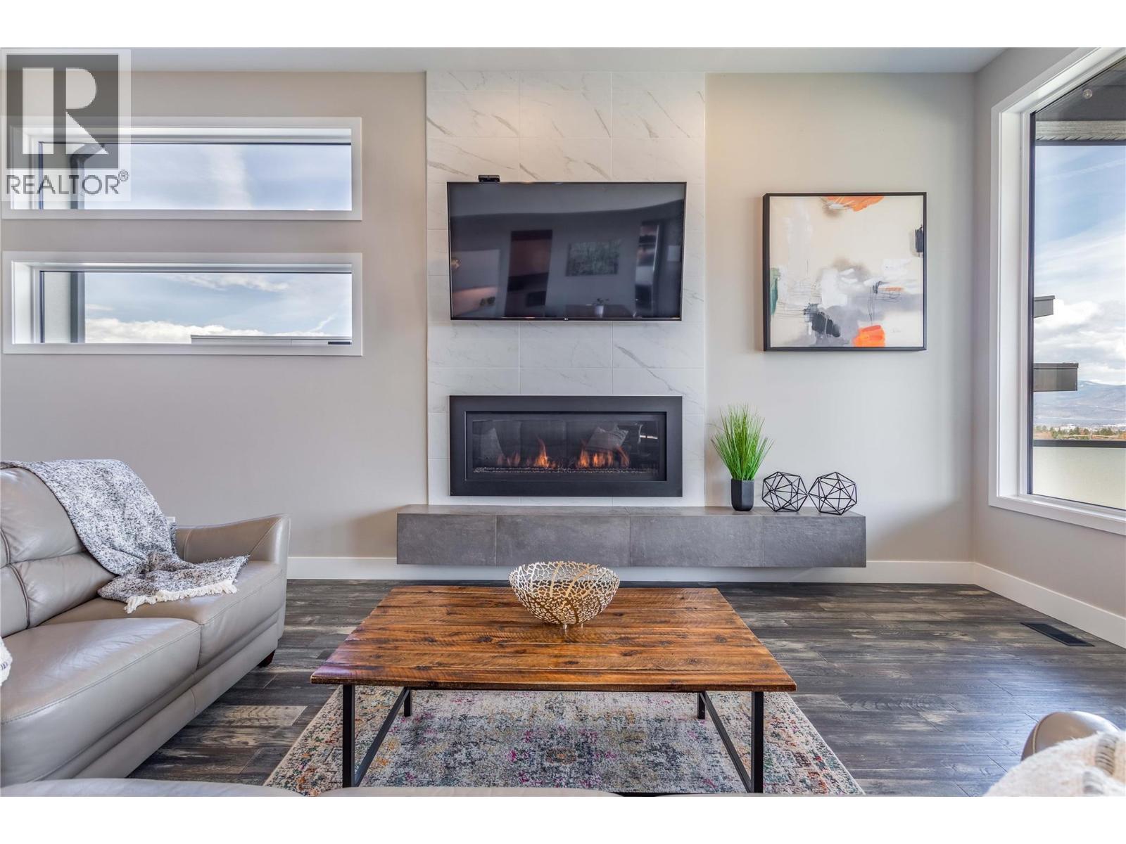 1648 Fawn Run Drive, Kelowna, BC - Indoor Photo Showing Living Room With Fireplace