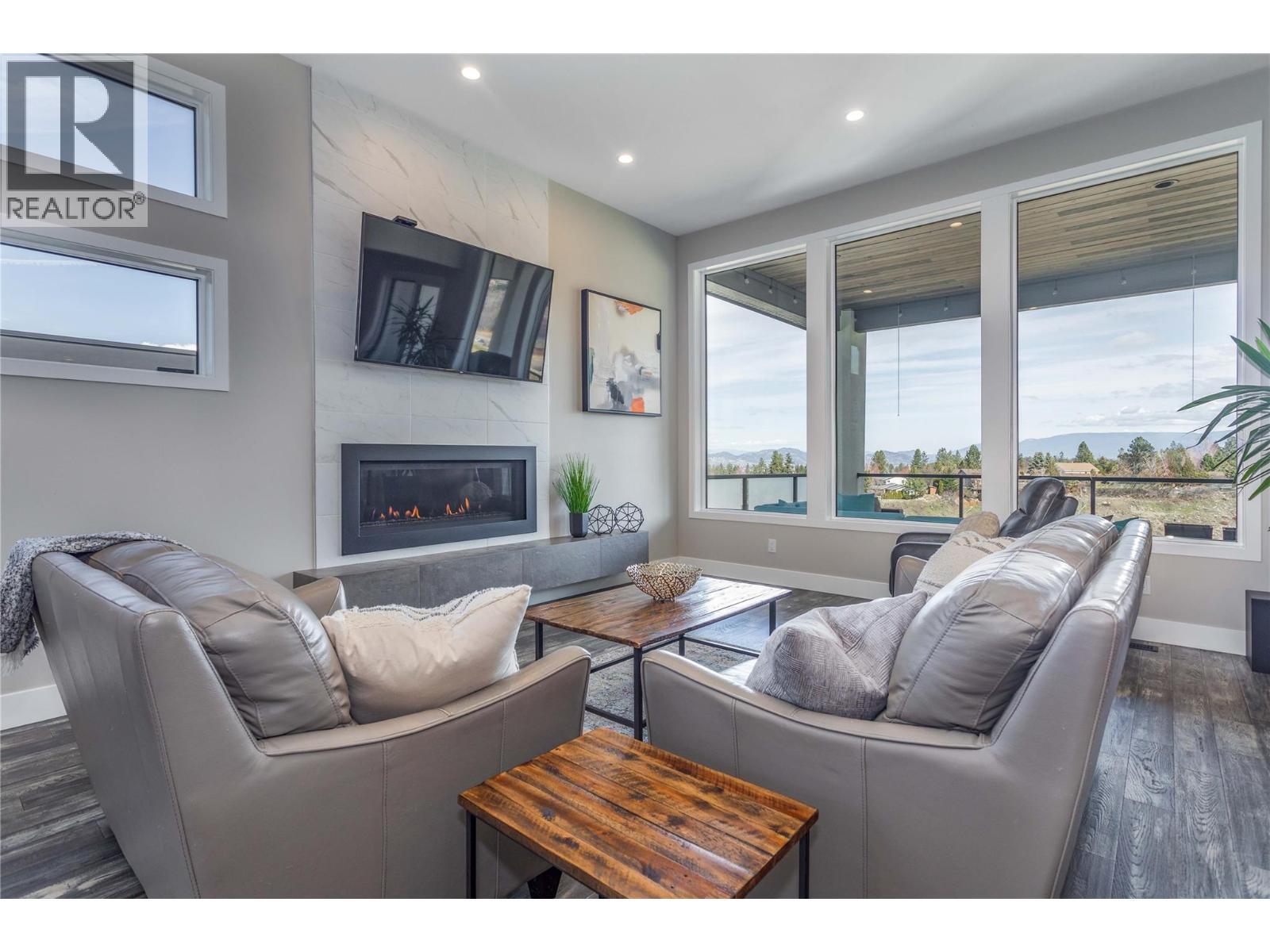 1648 Fawn Run Drive, Kelowna, BC - Indoor Photo Showing Living Room With Fireplace