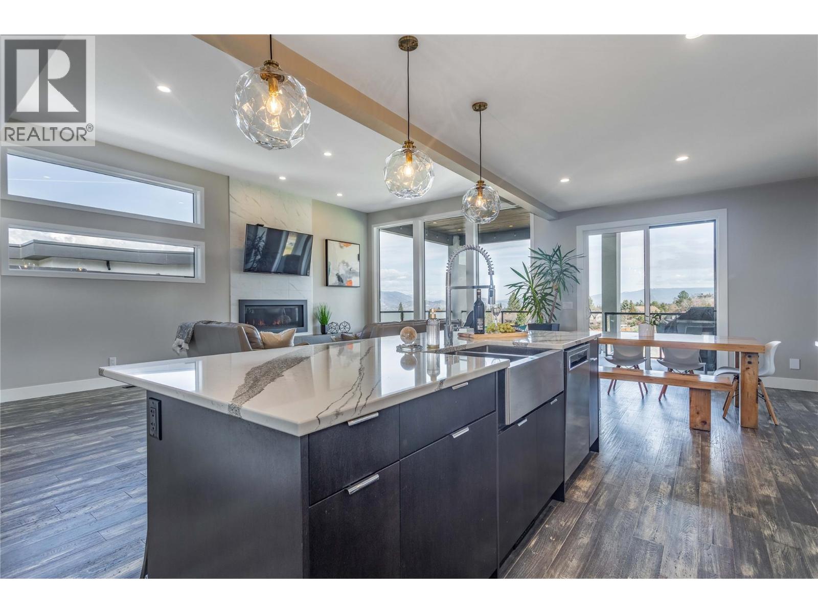 1648 Fawn Run Drive, Kelowna, BC - Indoor Photo Showing Kitchen With Upgraded Kitchen
