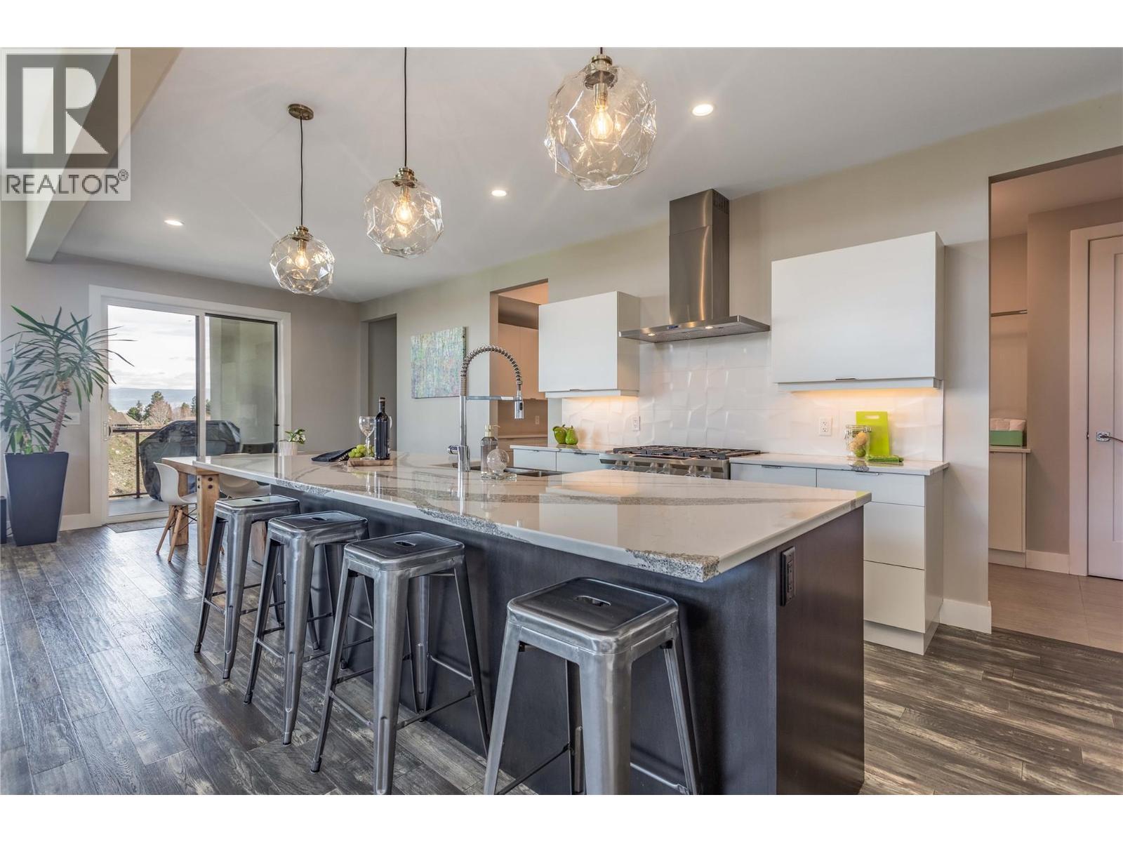 1648 Fawn Run Drive, Kelowna, BC - Indoor Photo Showing Kitchen With Upgraded Kitchen
