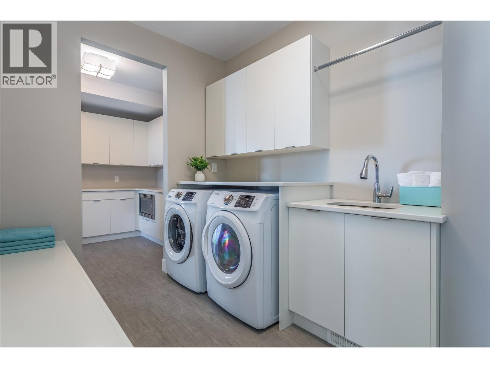 1648 Fawn Run Drive, Kelowna, BC - Indoor Photo Showing Laundry Room