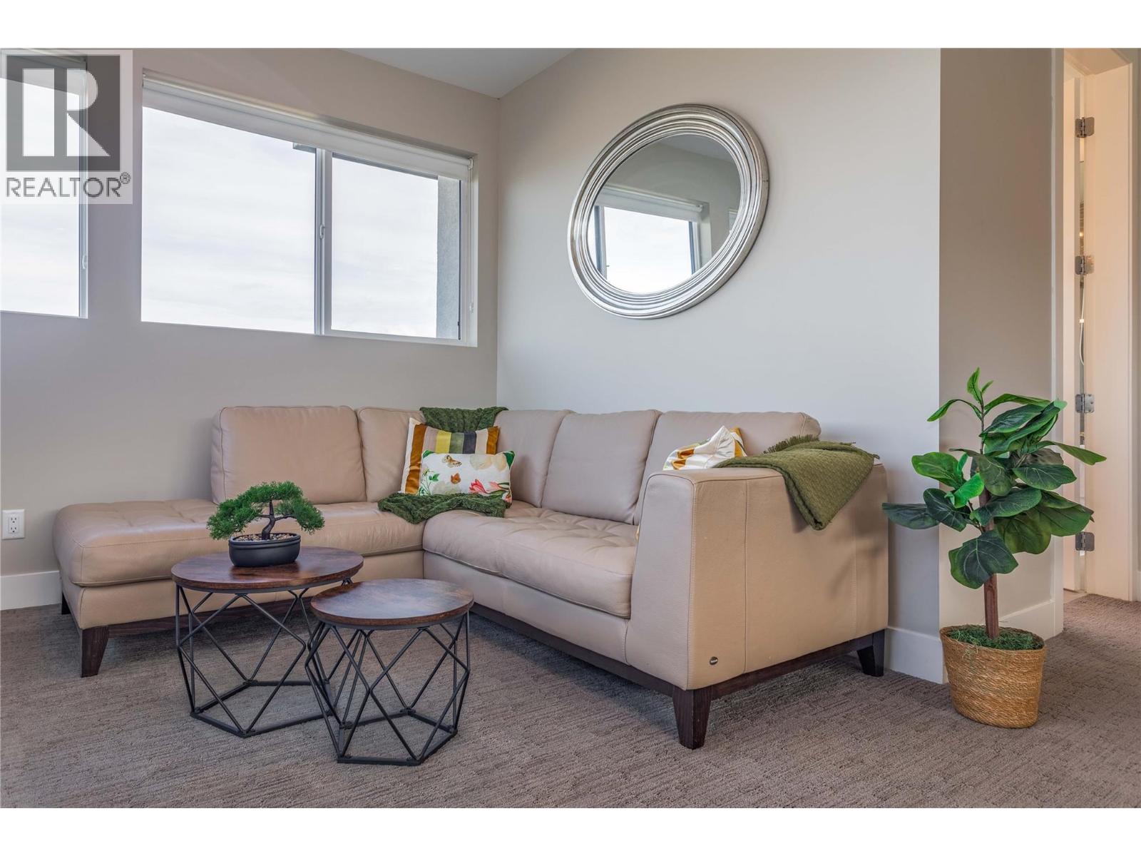 1648 Fawn Run Drive, Kelowna, BC - Indoor Photo Showing Living Room
