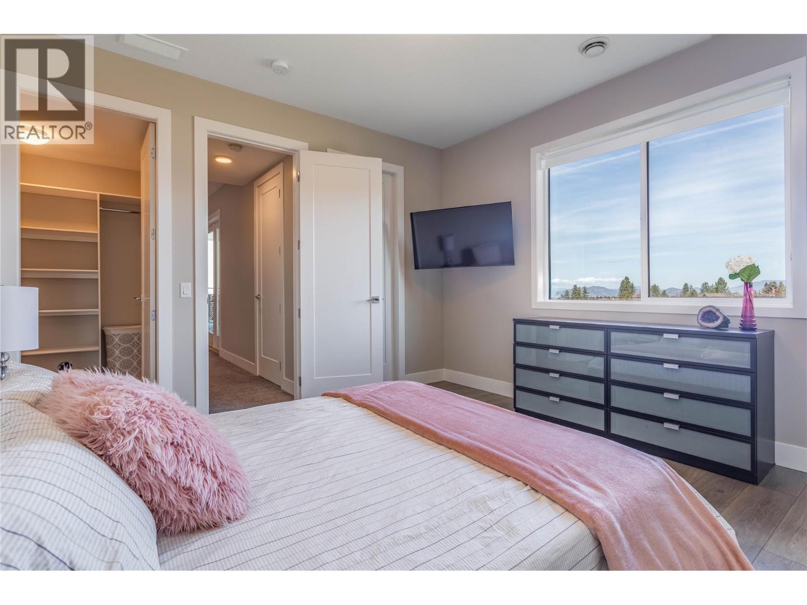 1648 Fawn Run Drive, Kelowna, BC - Indoor Photo Showing Bedroom