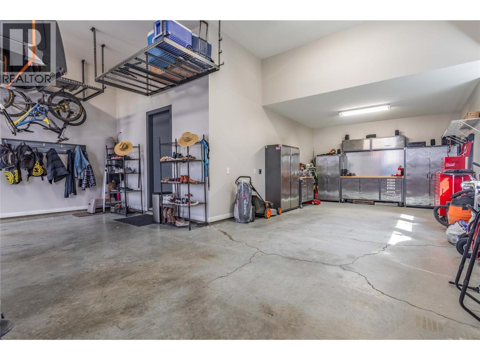 1648 Fawn Run Drive, Kelowna, BC - Indoor Photo Showing Garage