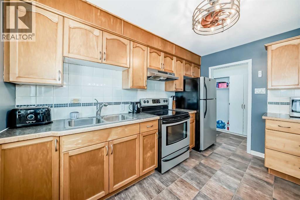 49 Poplar Crescent, Springbrook, AB - Indoor Photo Showing Kitchen With Double Sink