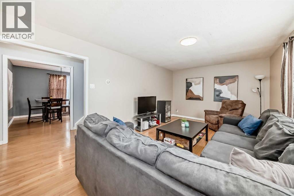 49 Poplar Crescent, Springbrook, AB - Indoor Photo Showing Living Room