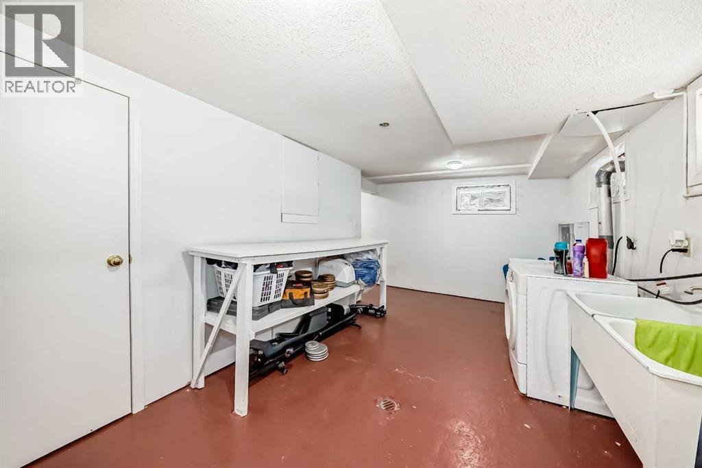 49 Poplar Crescent, Springbrook, AB - Indoor