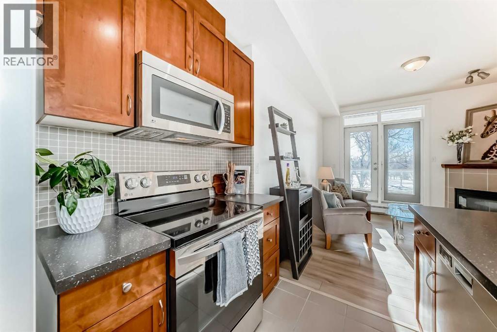 3217, 24 Hemlock Crescent Sw, Calgary, AB - Indoor Photo Showing Kitchen