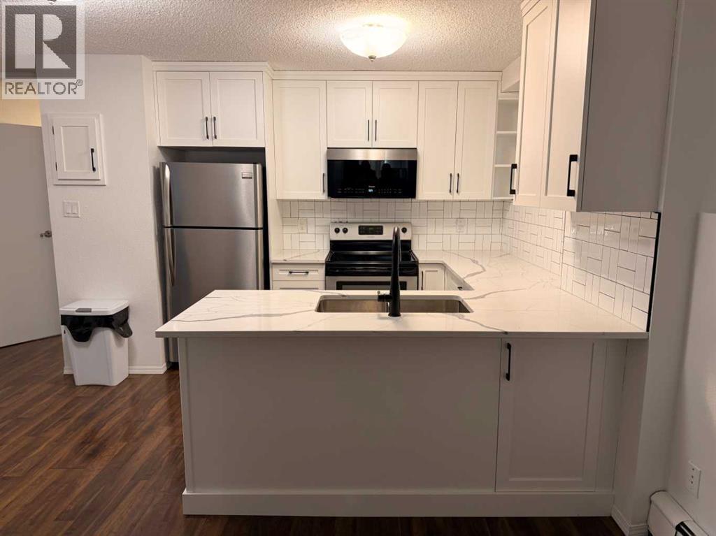 121, 1237 4 Avenue S, Lethbridge, AB - Indoor Photo Showing Kitchen With Stainless Steel Kitchen