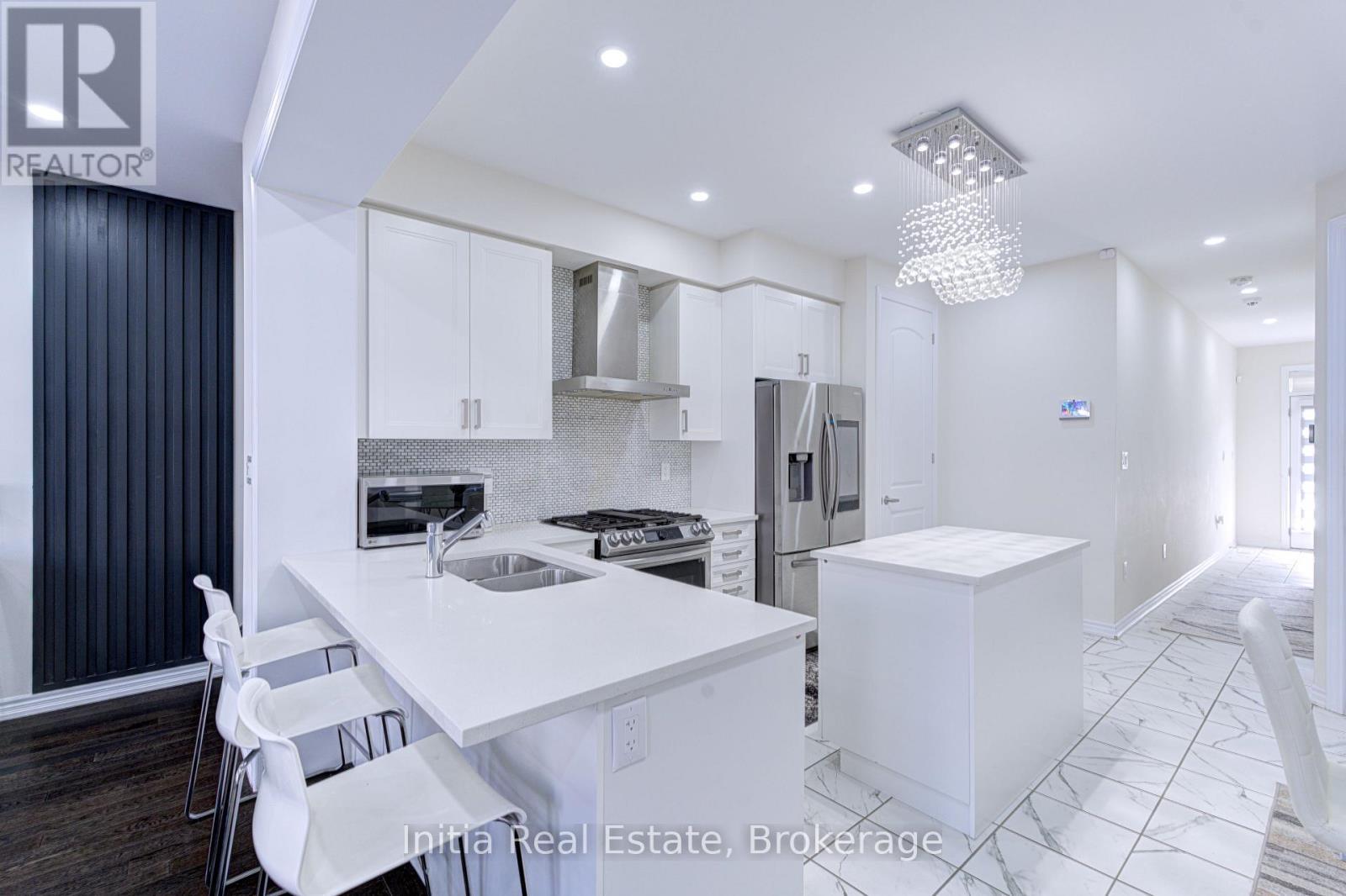 53 Lillian Way, Haldimand, ON - Indoor Photo Showing Kitchen With Double Sink With Upgraded Kitchen