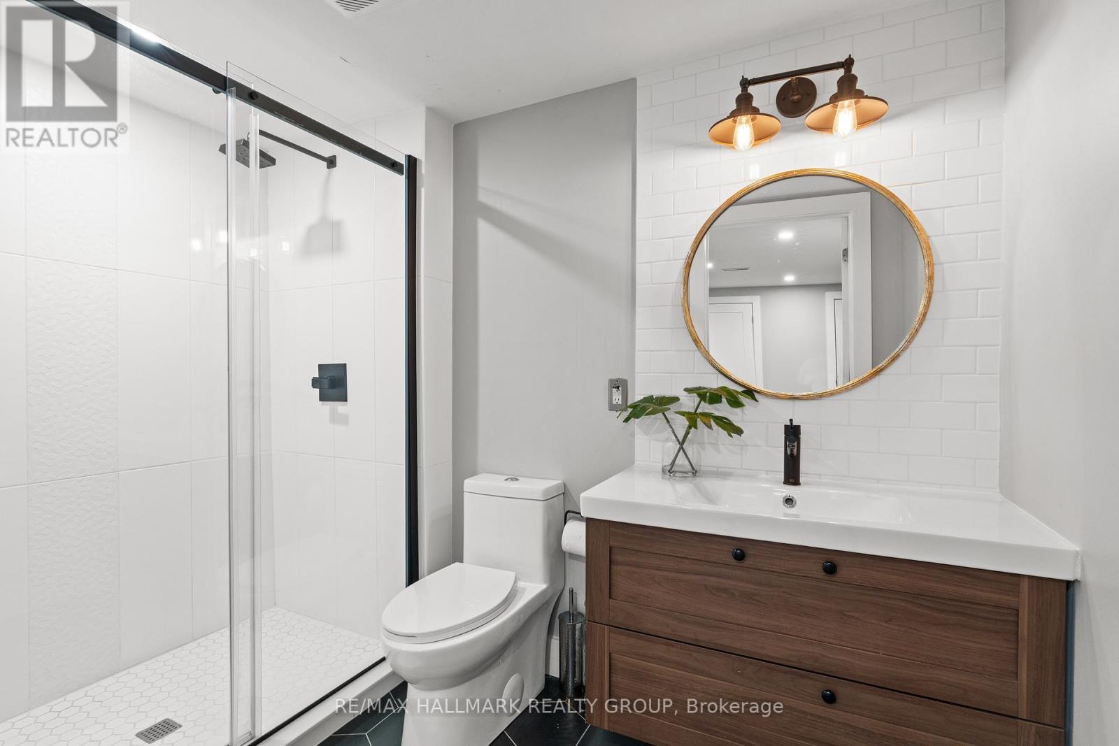 377 Summit Avenue, Ottawa, ON - Indoor Photo Showing Bathroom