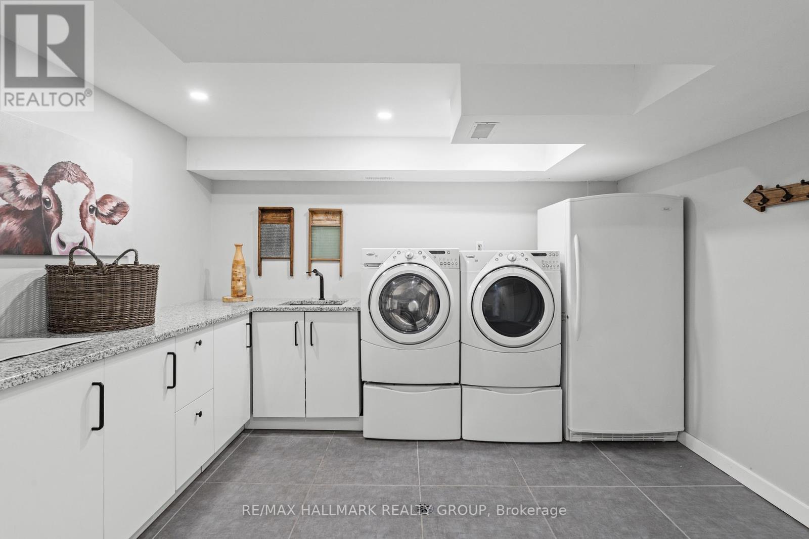 377 Summit Avenue, Ottawa, ON - Indoor Photo Showing Laundry Room