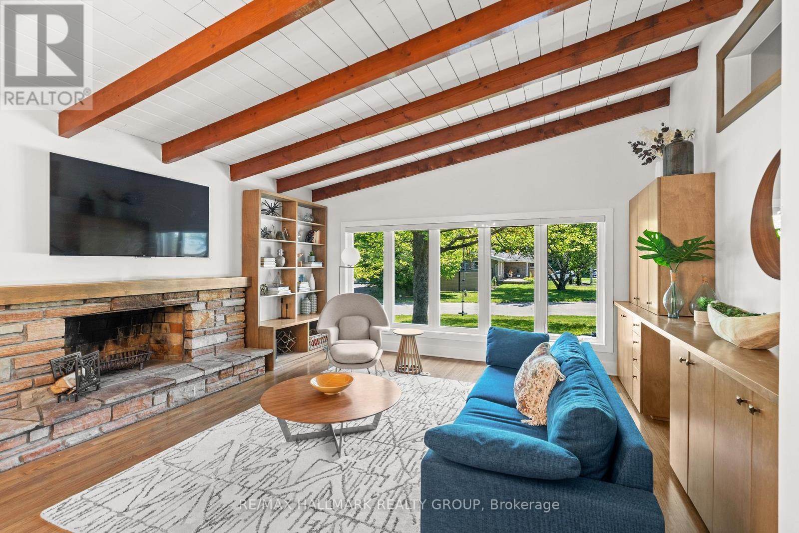 377 Summit Avenue, Ottawa, ON - Indoor Photo Showing Living Room With Fireplace