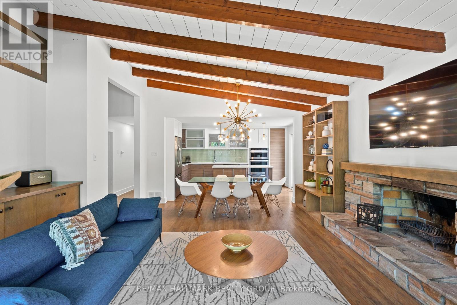 377 Summit Avenue, Ottawa, ON - Indoor Photo Showing Living Room With Fireplace