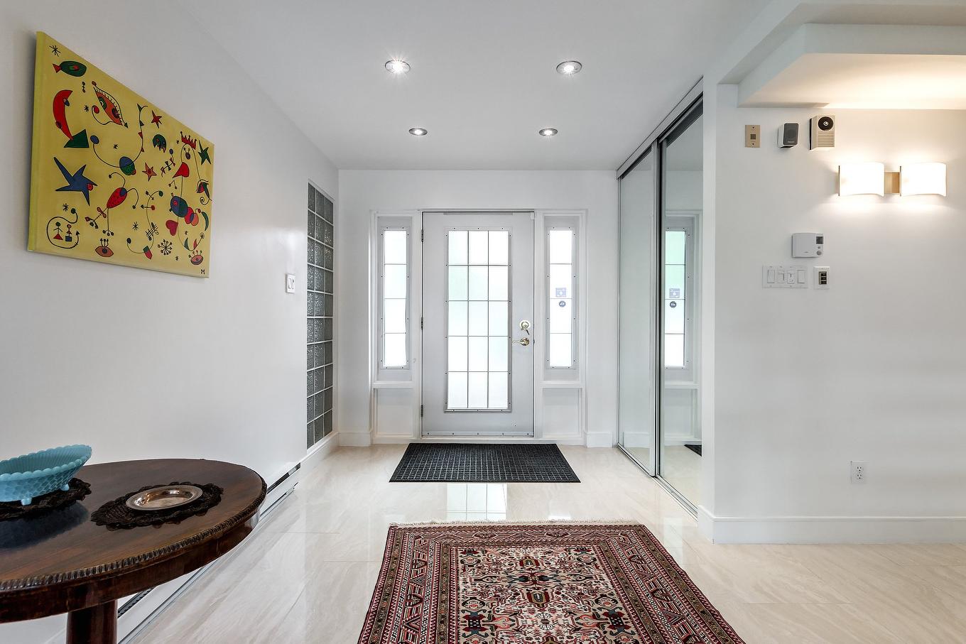 Hall - 1Z Av. Sauriol, Laval (Laval-Des-Rapides), QC