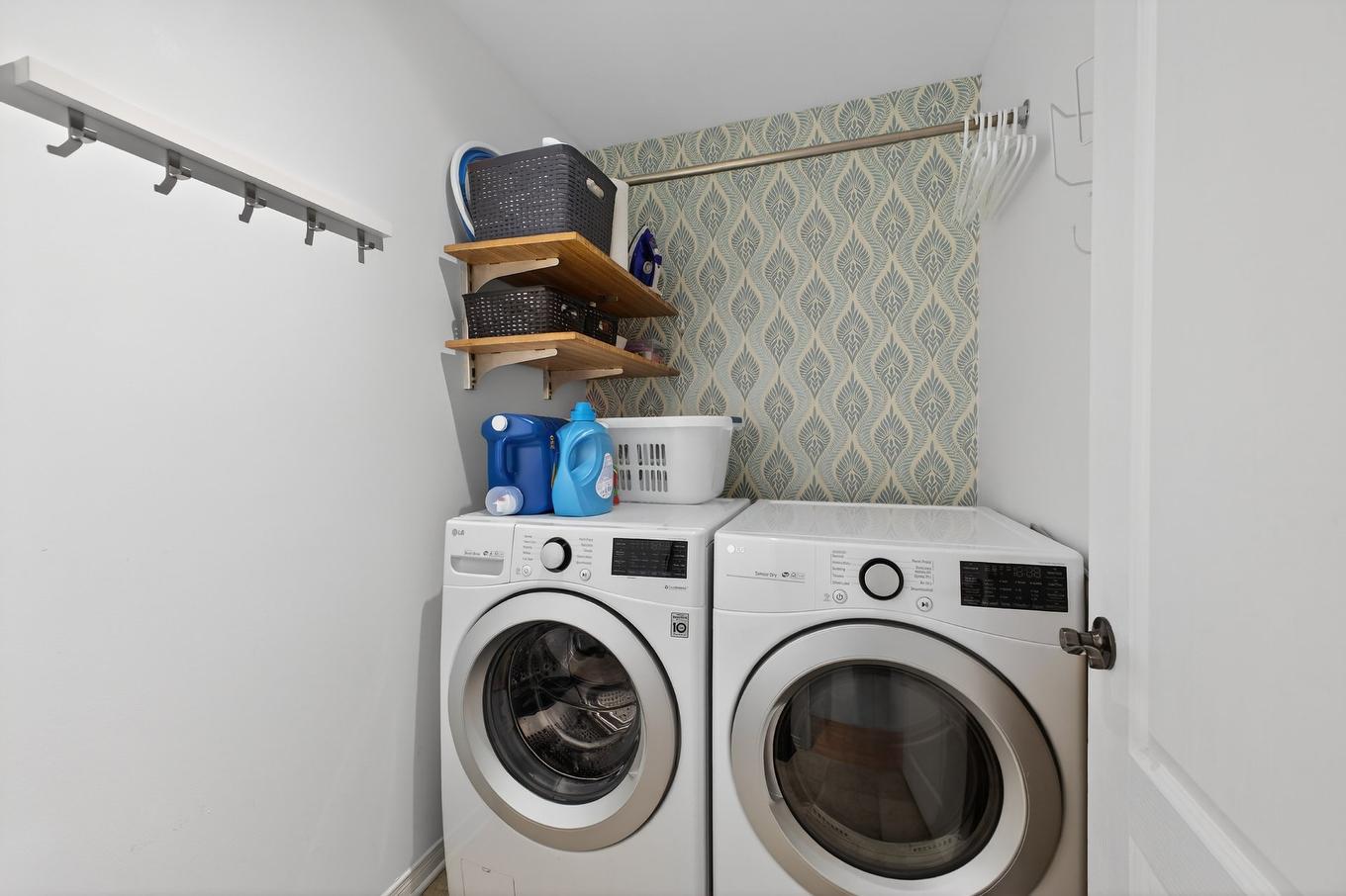 Salle de jeux - 50 Rue De La Seine, Candiac, QC - Indoor Photo Showing Laundry Room