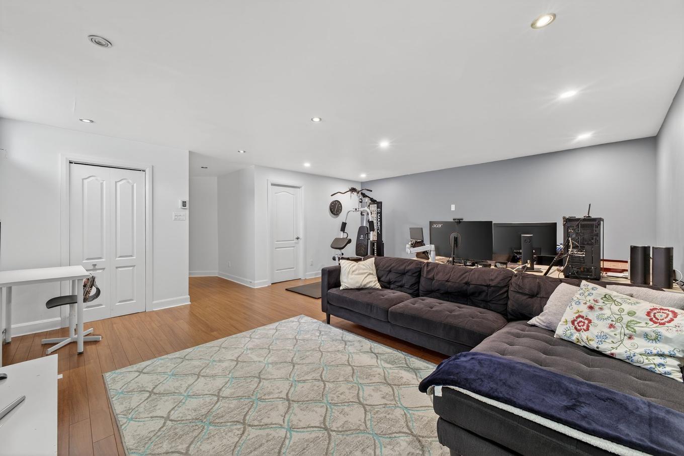 Salle familiale - 50 Rue De La Seine, Candiac, QC - Indoor Photo Showing Living Room