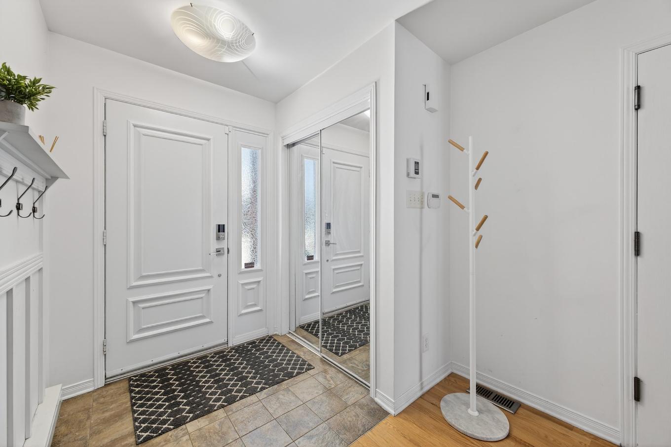 Hall d'entrée/Vestibule - 50 Rue De La Seine, Candiac, QC - Indoor Photo Showing Other Room