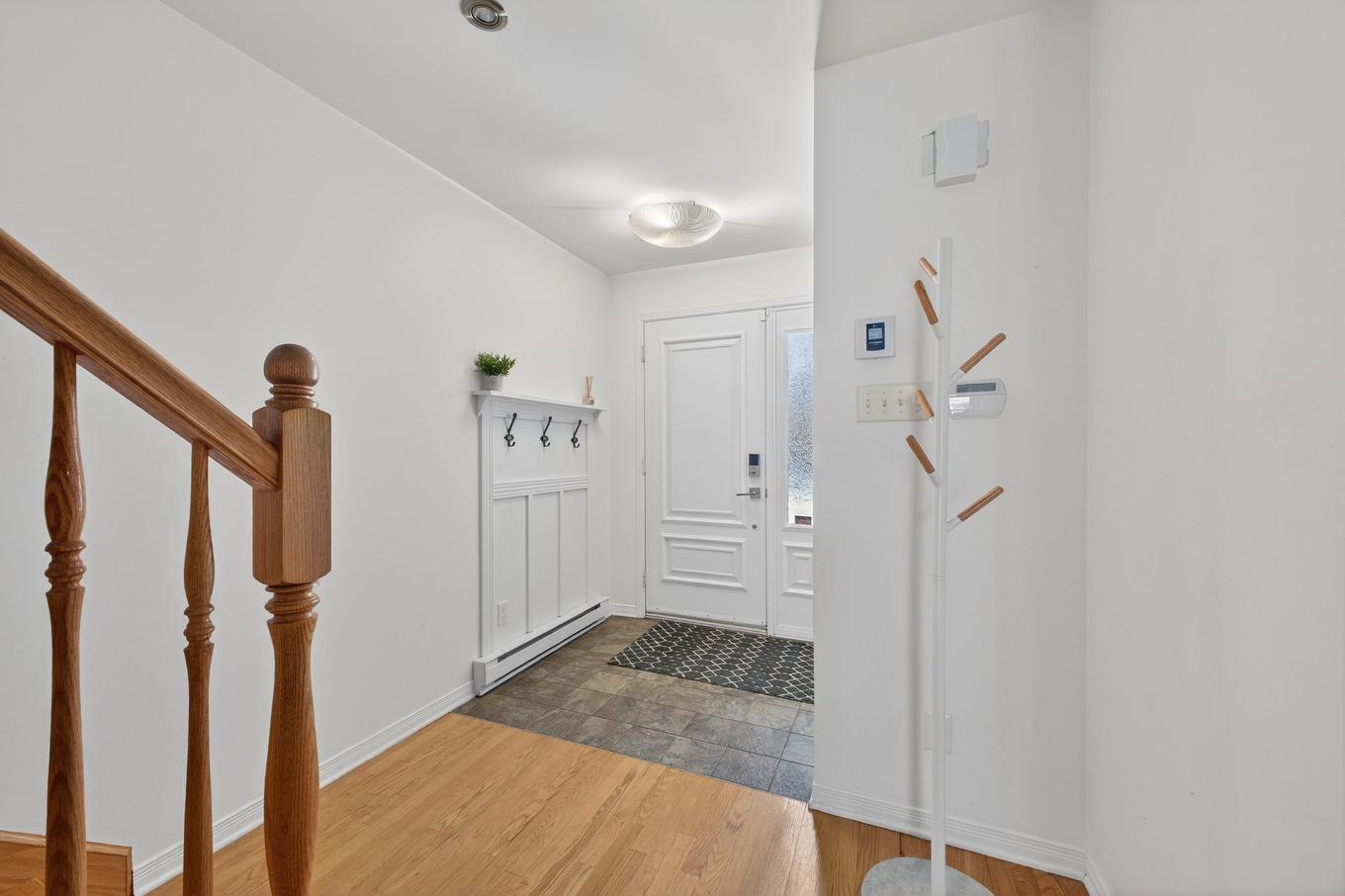 Hall d'entrée/Vestibule - 50 Rue De La Seine, Candiac, QC - Indoor Photo Showing Other Room