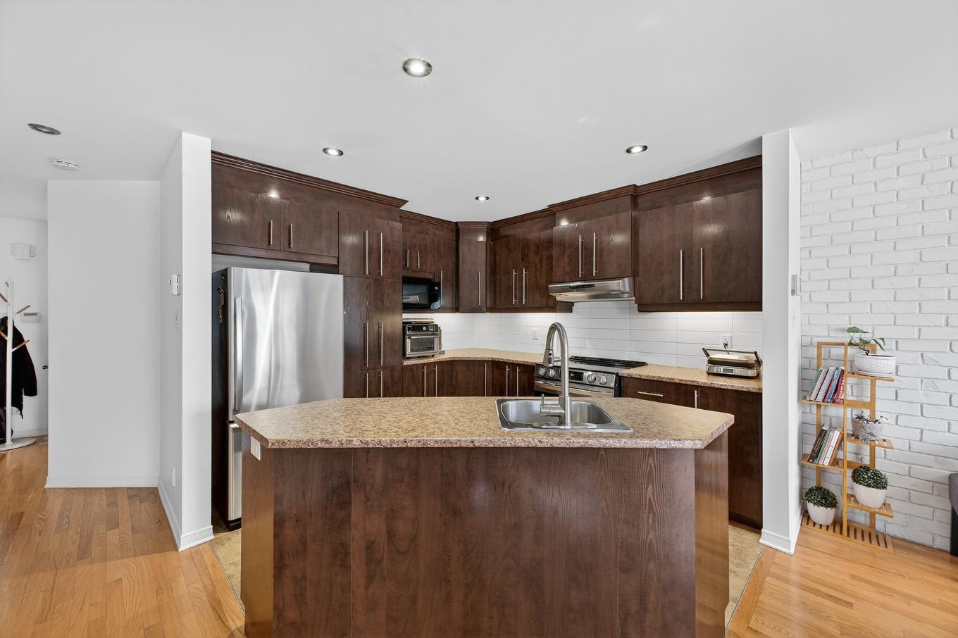 Cuisine - 50 Rue De La Seine, Candiac, QC - Indoor Photo Showing Kitchen With Double Sink With Upgraded Kitchen