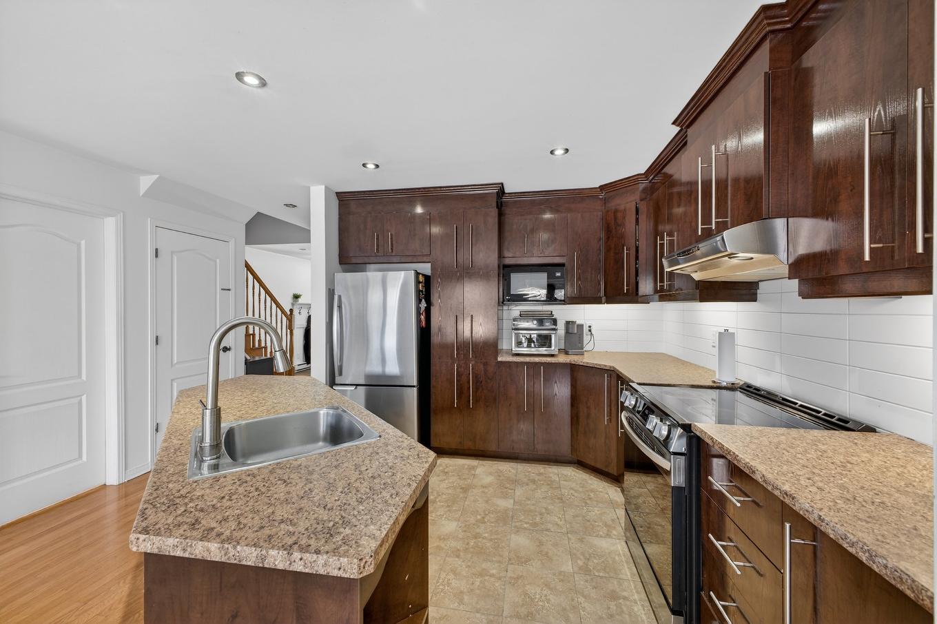 Cuisine - 50 Rue De La Seine, Candiac, QC - Indoor Photo Showing Kitchen With Upgraded Kitchen