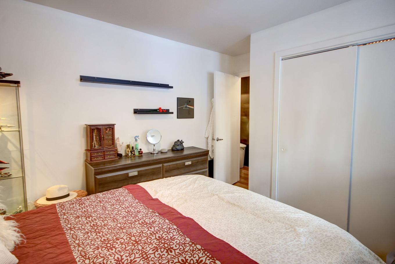 Primary bedroom - 1-9684 Av. Péloquin, Montréal (Ahuntsic-Cartierville), QC - Indoor Photo Showing Bedroom