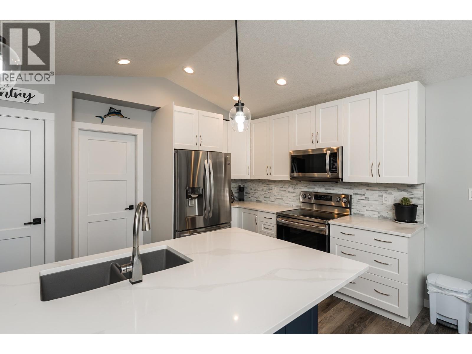 5488 Venta Drive, Prince George, BC - Indoor Photo Showing Kitchen With Double Sink With Upgraded Kitchen